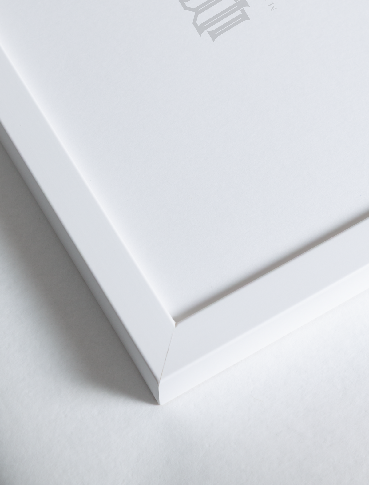 Echtholz-Bilderrahmen Weiß – Detailaufnahme der Rahmenecke #farbe_weiß