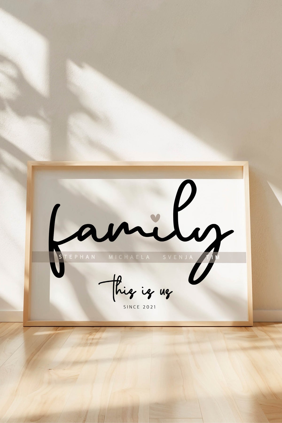 Personalisiertes Familienposter mit Namen & Wunschjahr in einer hochwertigen MLineart Szene