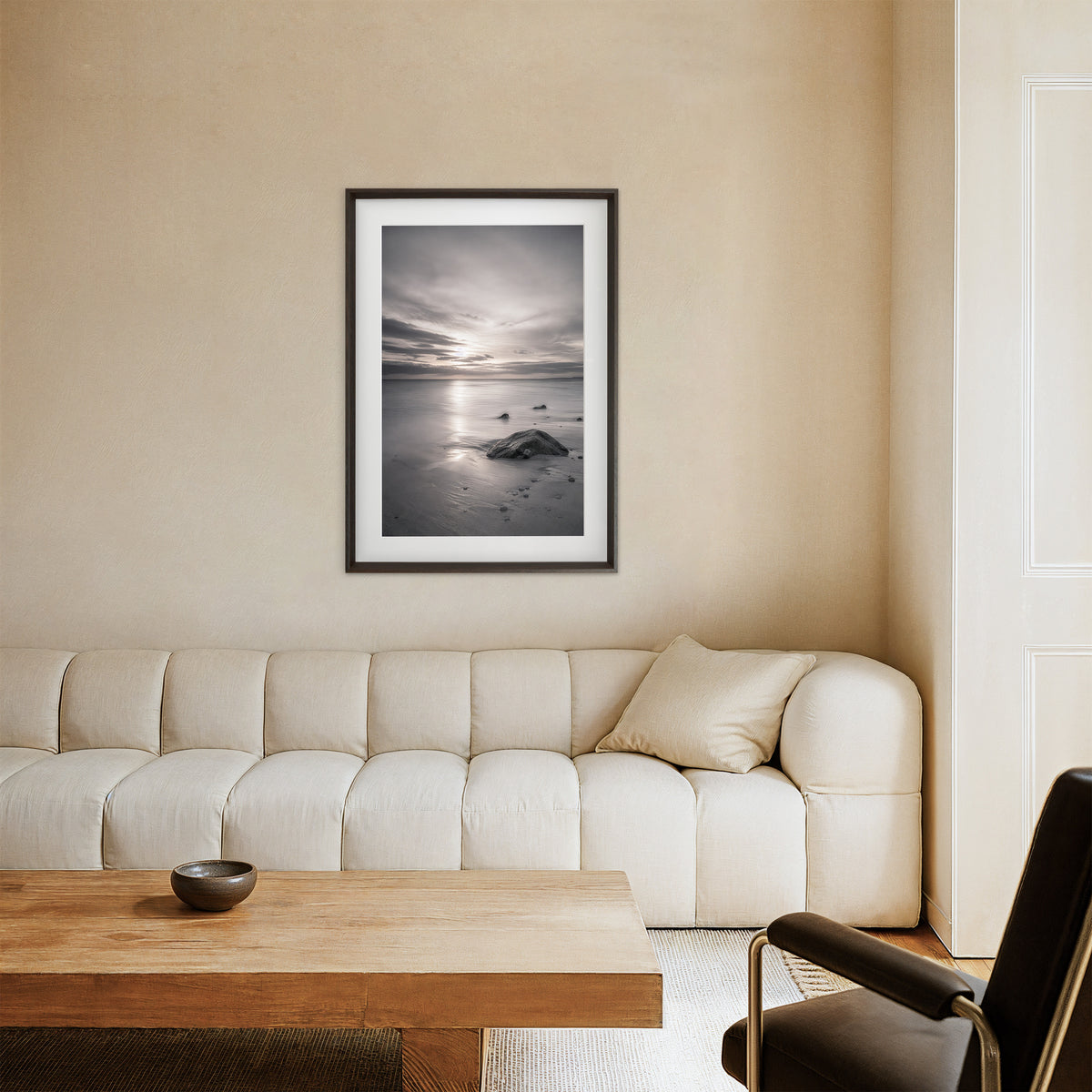 Silent Shore als MLineart Gallery Edition in einem ruhigen Interieur