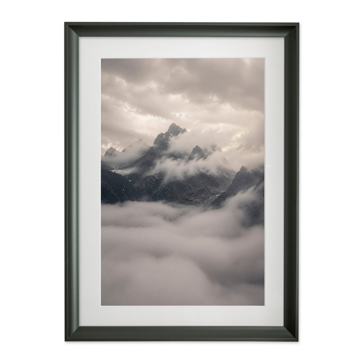 Veiled Peaks – Gallery Edition mit Rahmenwelt BLACK